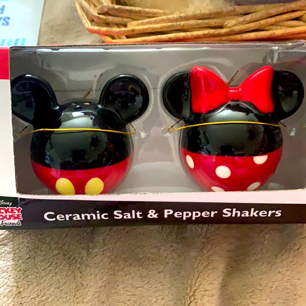 Micky Mouse & Friends Salt & Pepper shaker NIB
